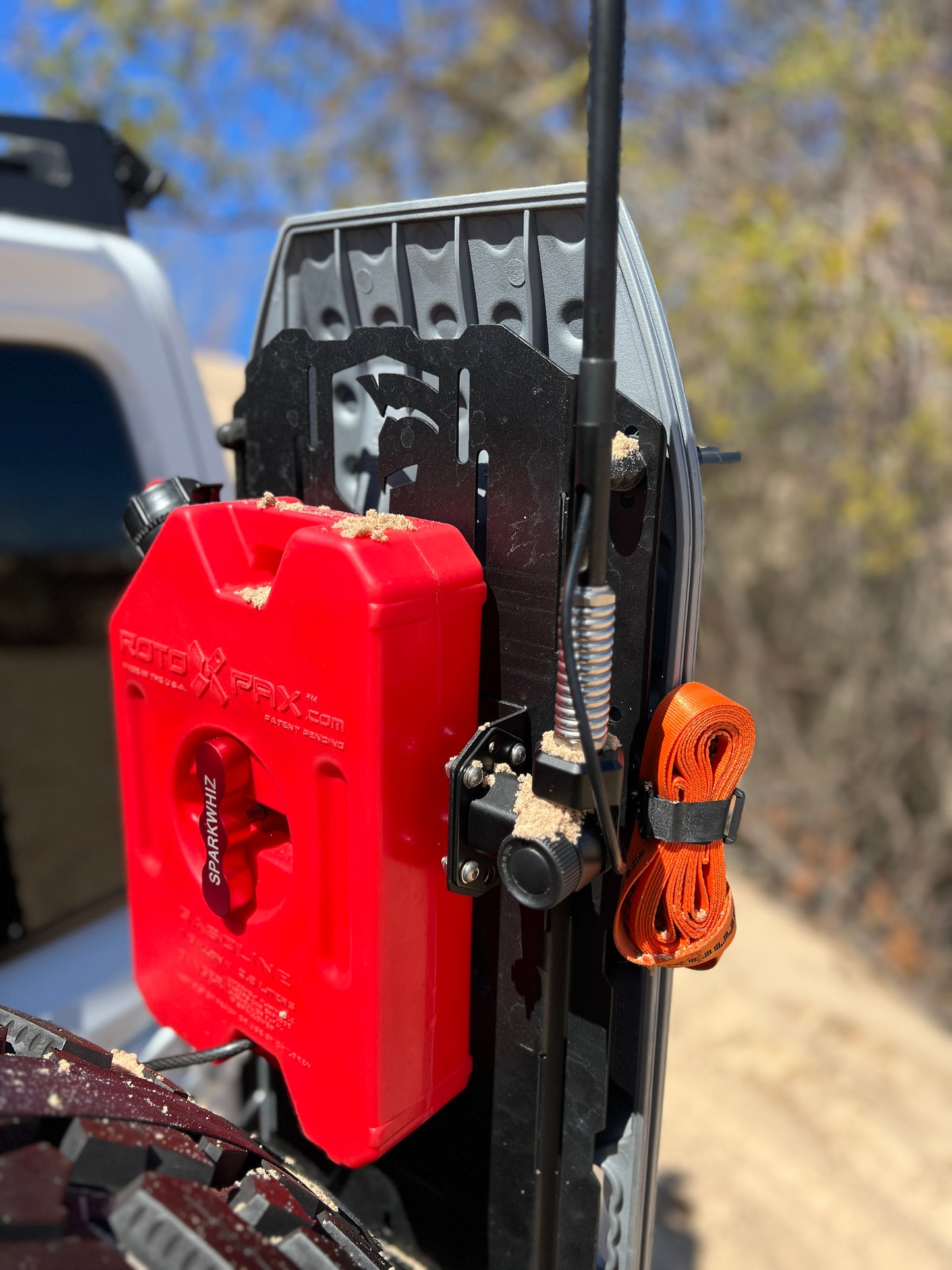 90° weboost adapter, mounted vertically on the back of the jeep on a universal off road mounting plate allowing vertical swing up and down.